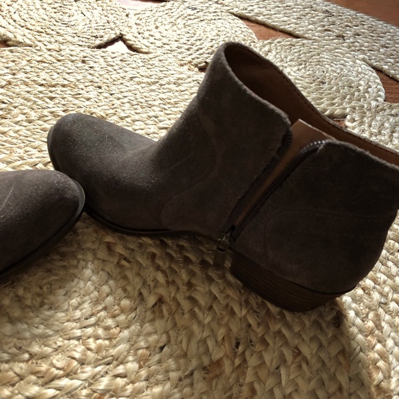 Never worn Grey Suede lucky brand ankle boots size 6.5 - Picture 3 of 6